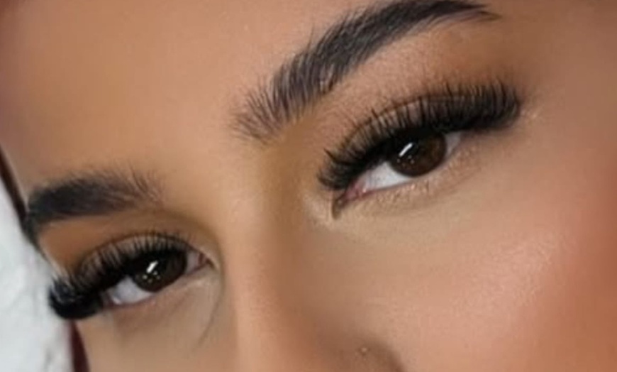 Image 2: Presume de mirada con tratamientos de pestañas y cejas para 1 persona 