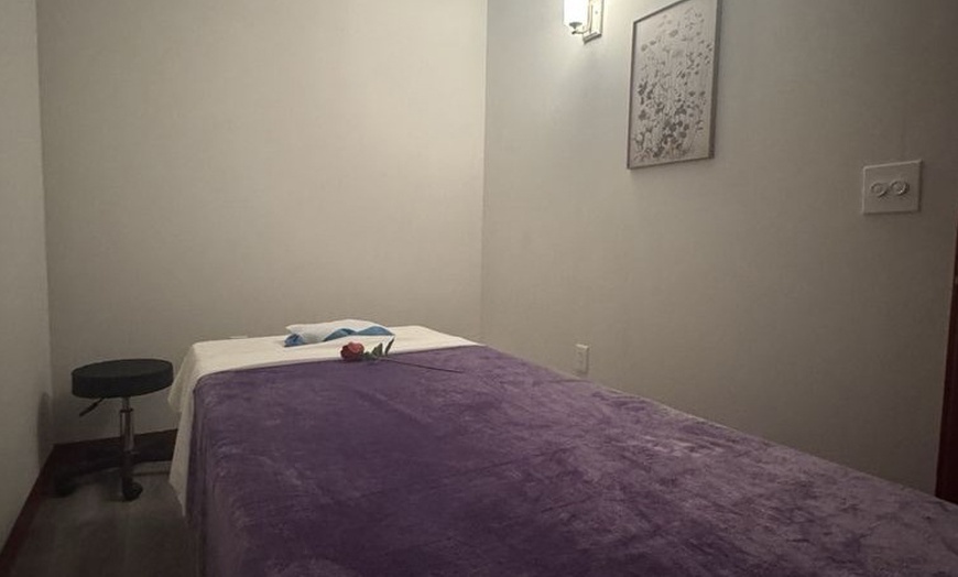 Image 2: Get 60, or 90 Min Solo or Couples Massage w/ Aromatherapy & Hotstones 