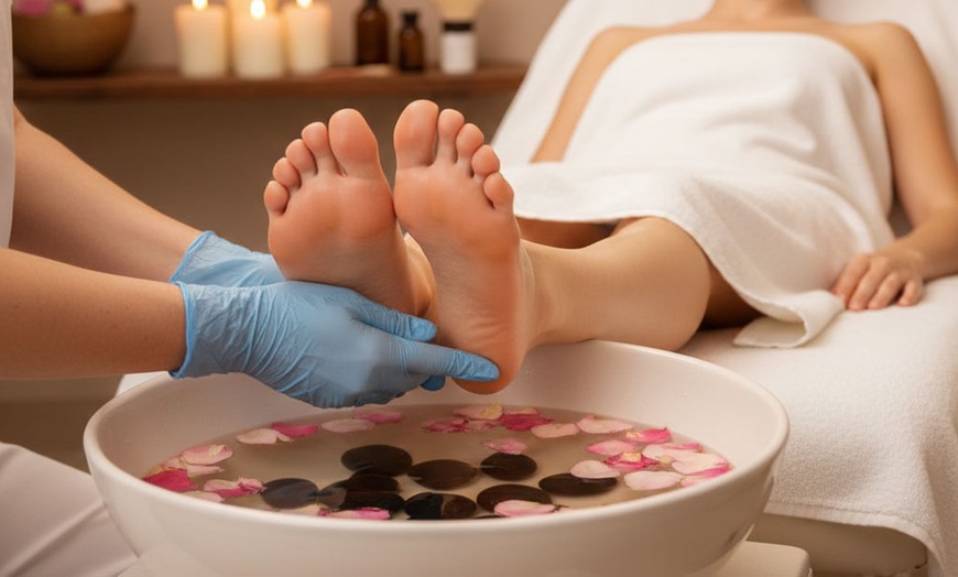 Image 2: Beauty-Pakete mit Gesichtsreinigung, Fußpflege & Massage für 1 Person