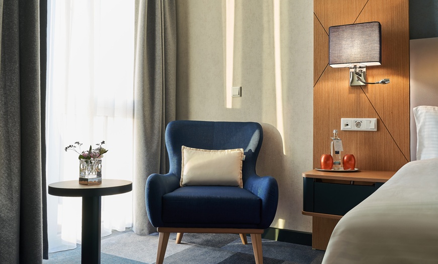 Image 4: Mainz: 4* WENS Hotel inkl. Tageskarte Bade- & Saunawelt Rheinwelle