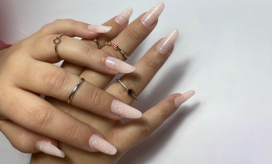 Image 1: Manicura y/o pedicura o primera puesta de uñas con soft gel