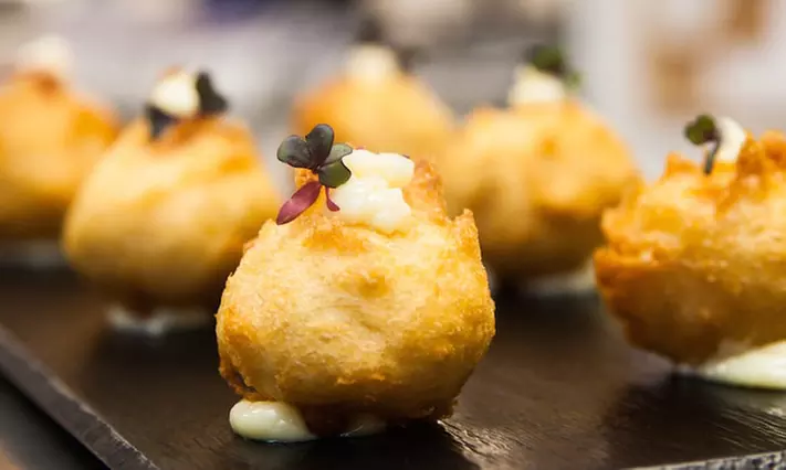 Comilona frente al mar: menú mediterráneo La Ferrera para 2 o 4 pax.