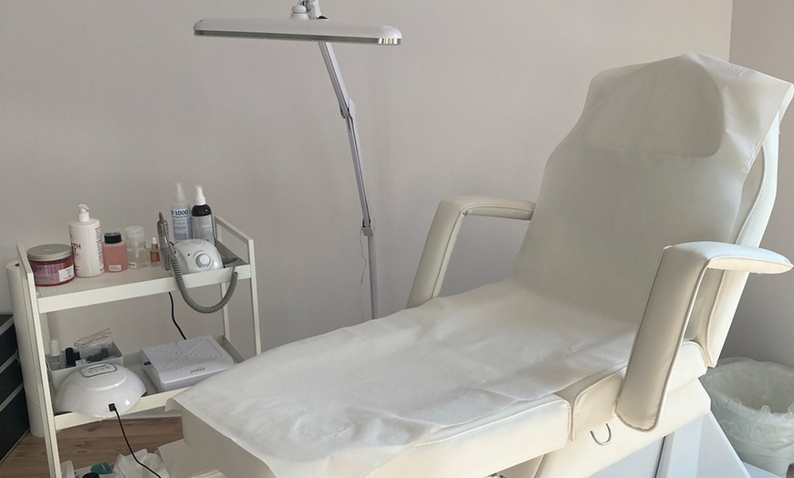 Image 1: Manicure i pedicure hybrydowy dla zadbanych paznokci na dłużej