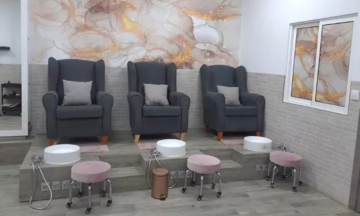 Cuida tus uñas y lúcelas llenas de color con 1 o 3 sesiones de manicura y/o pedicura semipermanente al 56% - Primary Image