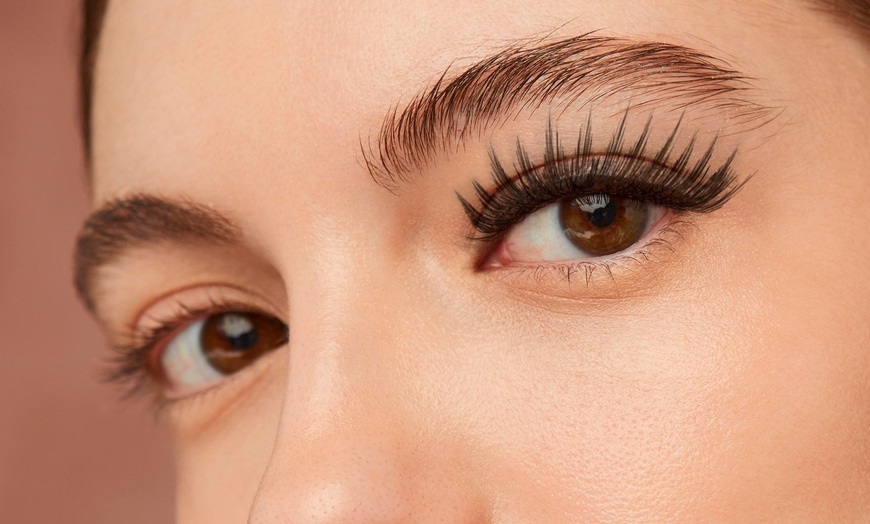 Image 1: Extensiones de pestañas con opción a diseño y depilación de cejas 