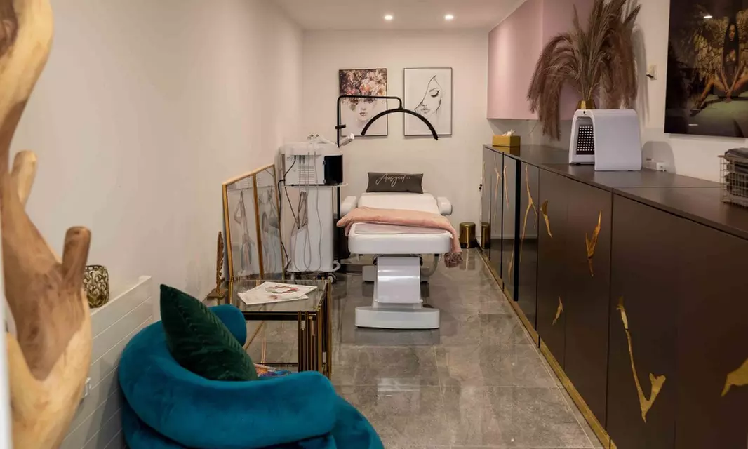 Permanent Make-up inkl. Nachbehandlung für Lippen / Brauen für 1 Pers.