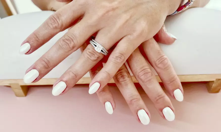 Beauté des mains ou pieds : vernis semi-permanent ou pose américaine