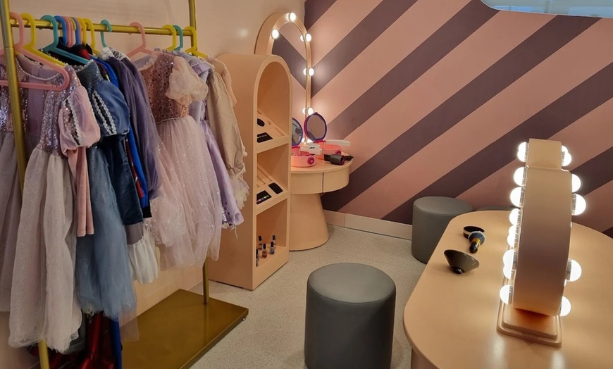 Image 2: Amigos Fun + Feast Deal on Up to 6: Entry Pass + Meal & Drink Combo