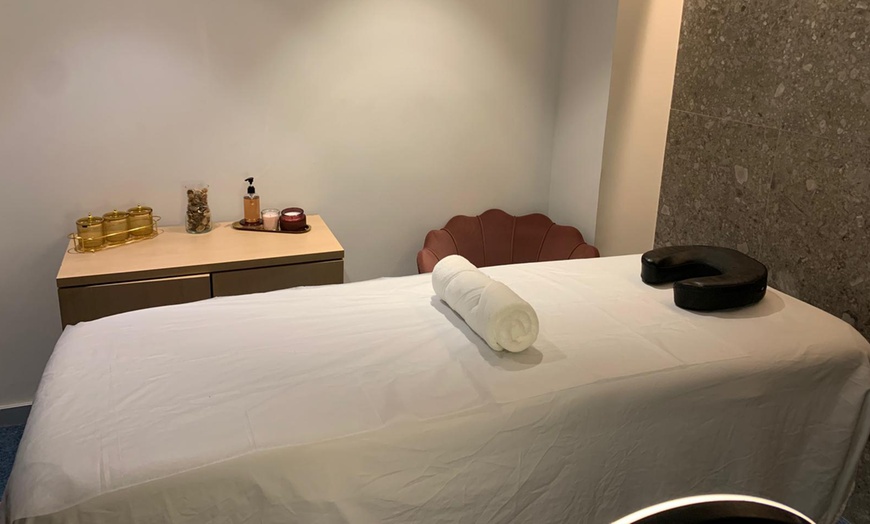 Image 3: Masaje en pareja con opción a ritual prémium con velas, cava y picoteo