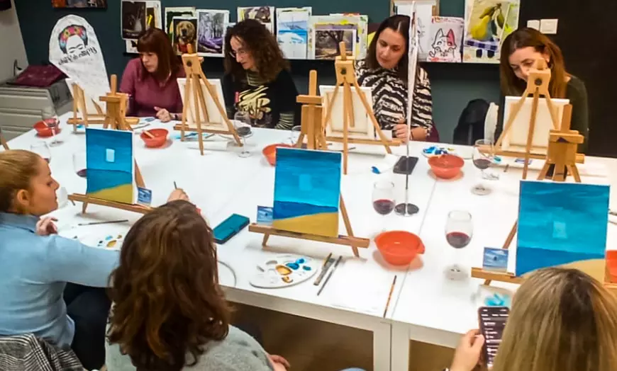 Image 3: Arte y vino, el combo perfecto: taller creativo de pintura con vino