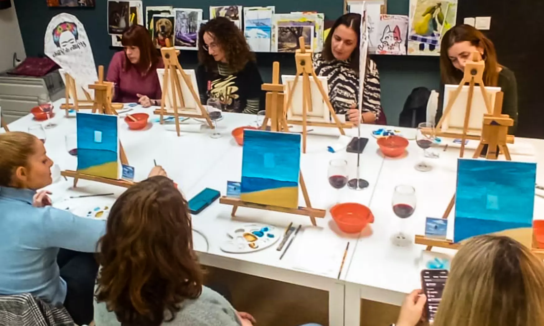 Arte y vino, el combo perfecto: taller creativo de pintura con vino