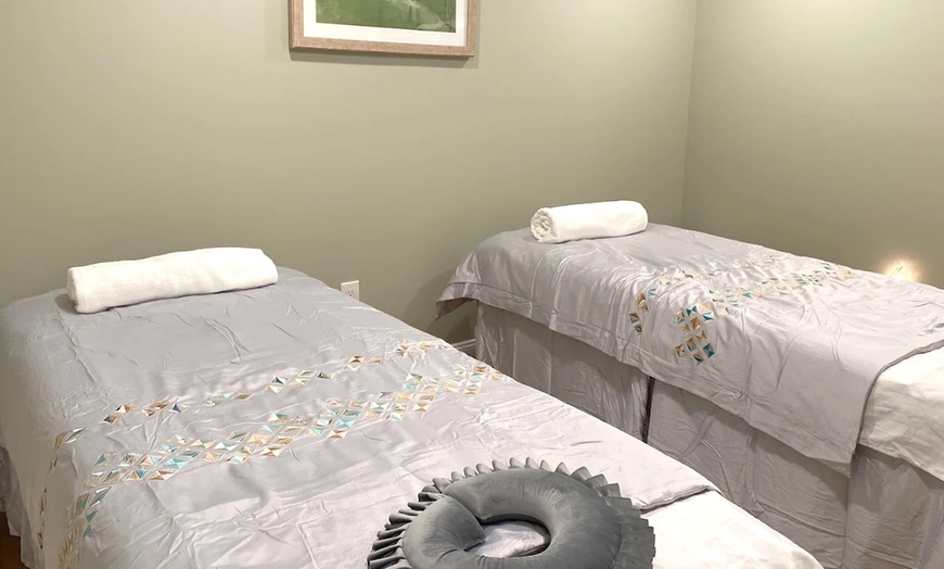 Image 3: Unwind with a 50-Min Couples Massage by a Licensed Massage Therapist