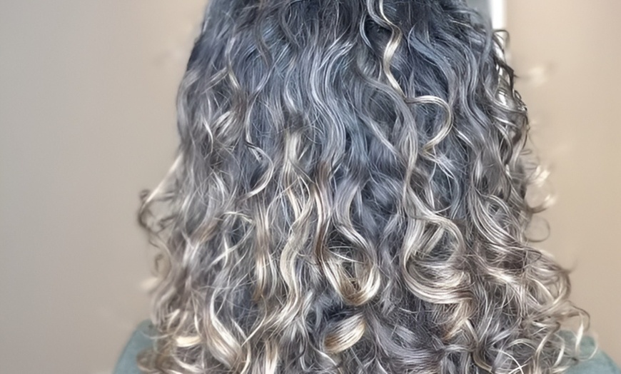 Image 5: Stralend haar met volume en glans na een professionele blowdry