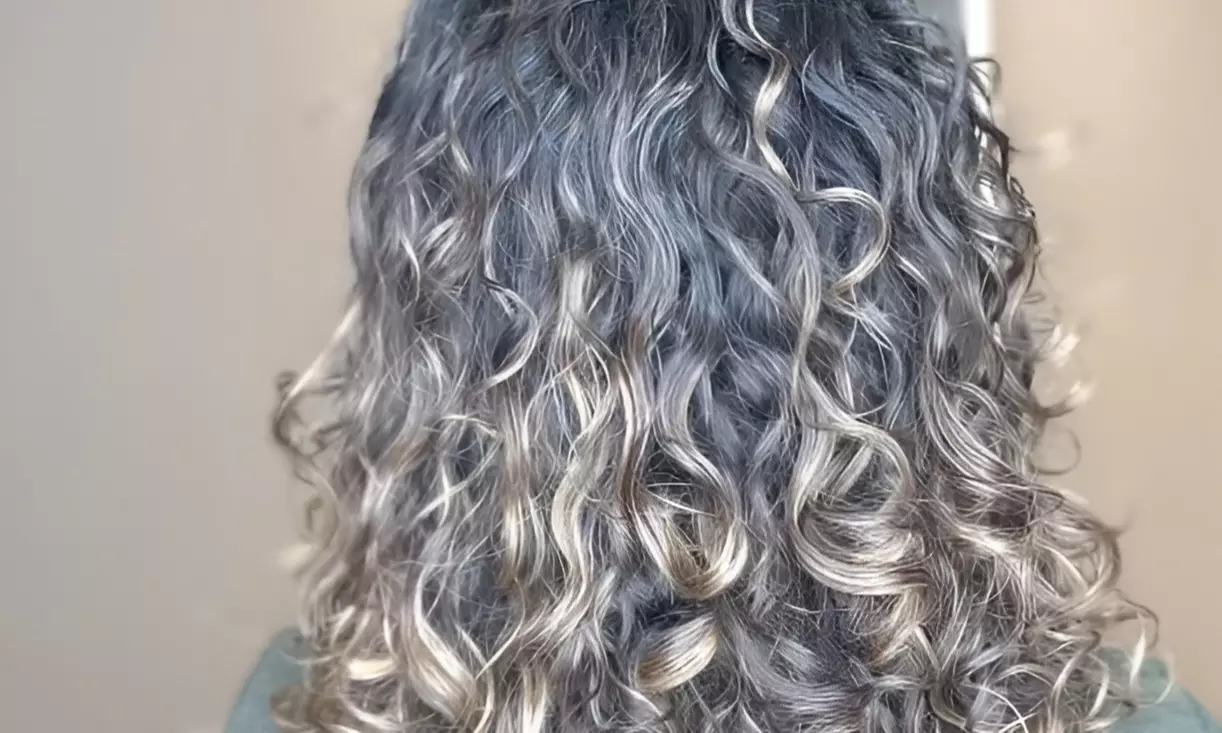 Stralend haar met volume en glans na een professionele blowdry