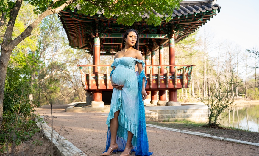 Image 8: Outdoor Magic: Choose Your 30 or 60 Min Session w/ 20-50 Digital Edits