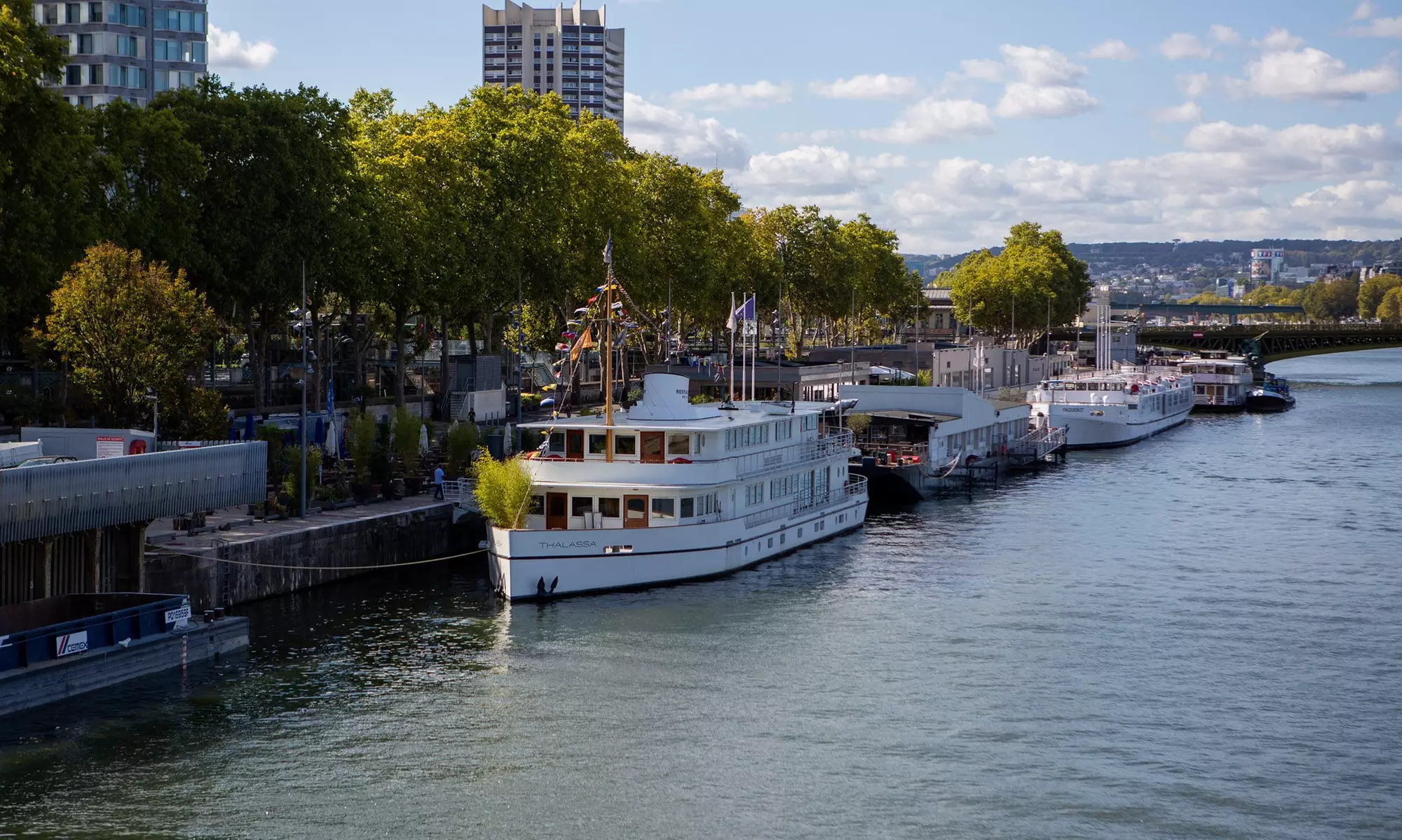 Repas au Quai Liberté : cuisine française authentique sur la Seine