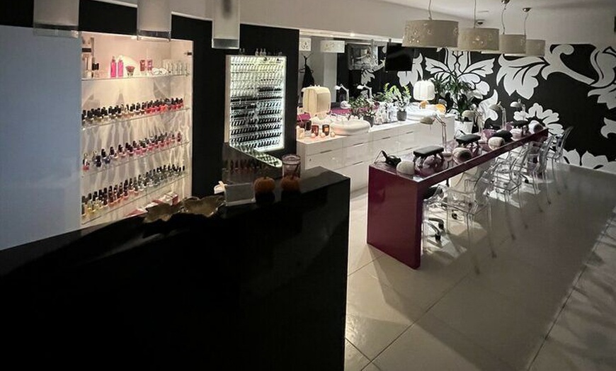 Image 4: Manicure i pedicure hybrydowy, przedłużanie żelem i więcej