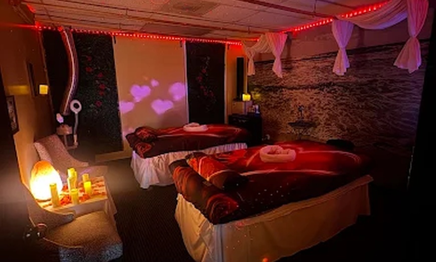 Image 5: Unwind with a Couples Thai Massage with Hot Stones and Hot Towels
