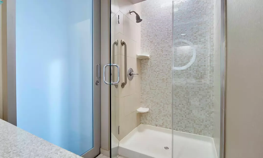 Hotel Stay w/ Rooftop Pool & Breakfast. Minutes From The Strip