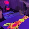 Image 8: Taller PINTA LUZ de pintura neón para 1 o 2 personas, niños y adultos