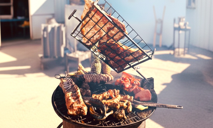 Image 13: Menú de parrillada para 2 o 4 con botella de vino en asador argentino