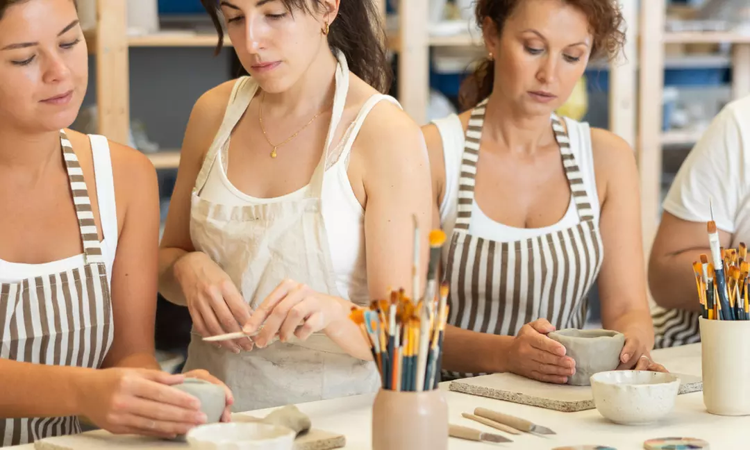 Taller de cerámica con desayuno o aperitivo a elegir para 1 o 2 personas