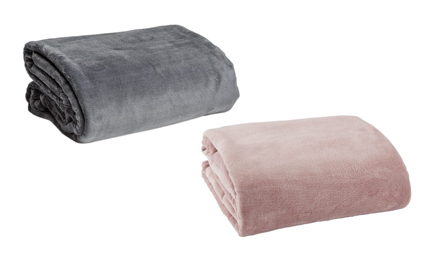 Image 1: Super Cosy Coral Fleece Throw