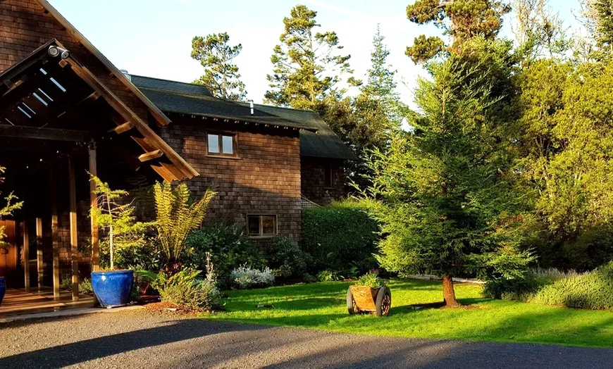 Image 2: Relax in spa-inspired luxury on the Mendocino Coast