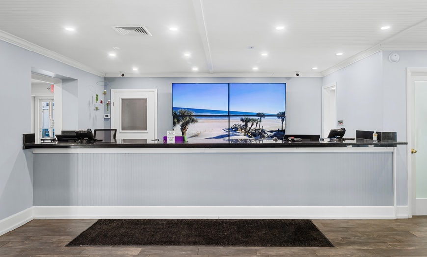 Image 5: Charming Beachside Retreat in Pawleys Island, SC