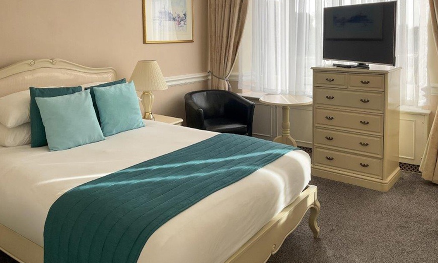 Image 5: Bournemouth: Standard Double with Breakfast