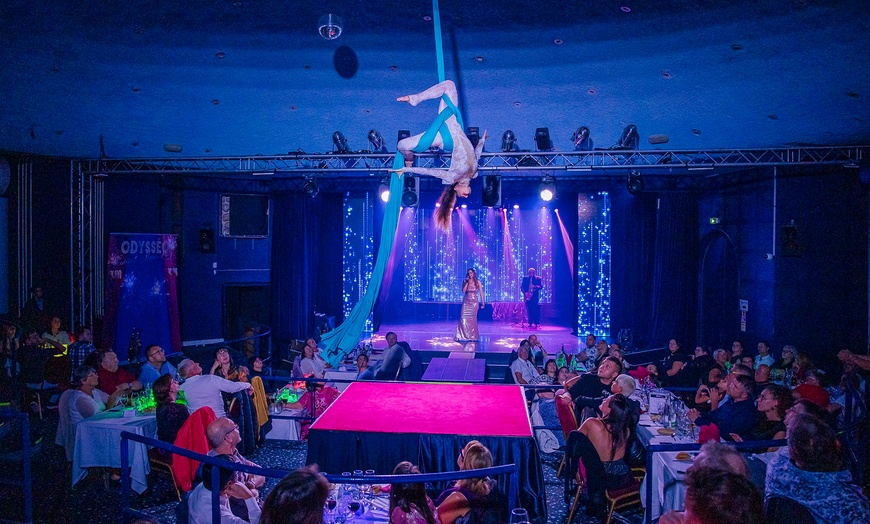 Image 6: "Évasion" : revue cabaret envoûtante avec menu "Glamour" en option