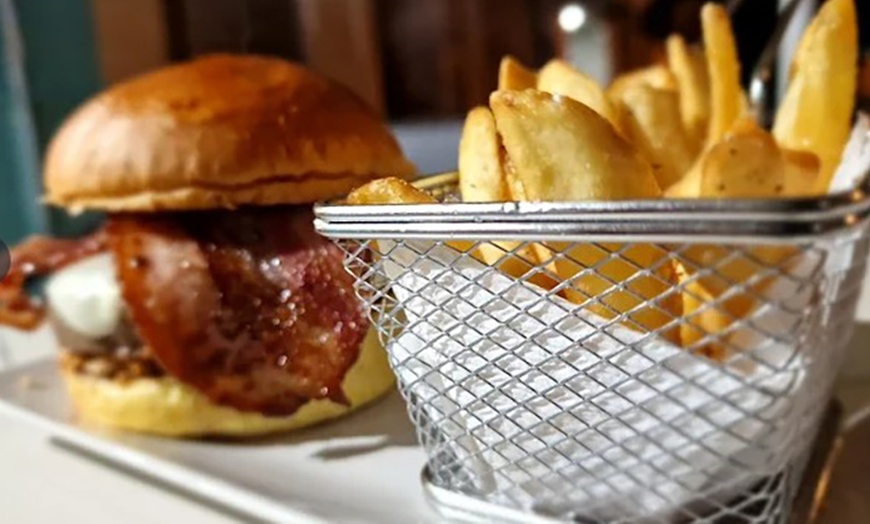 Image 9: Menú de hamburguesas con entrante, postre y bebida para 2 o 4 personas