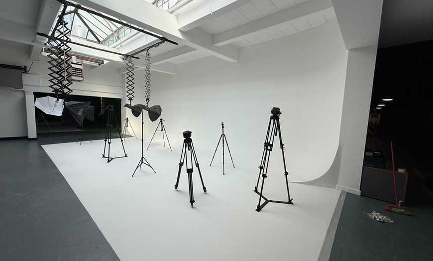 Image 2: Create Stunning Visuals: Photography or Green Screen Space