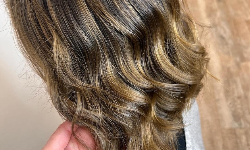 Image 2: Waschen, Schneiden, Föhnen für Damen und/oder inkl. Augenbrauen-Pflege