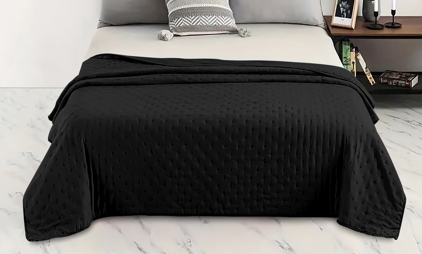 Image 5: Colcha Dorian, de terciopelo 