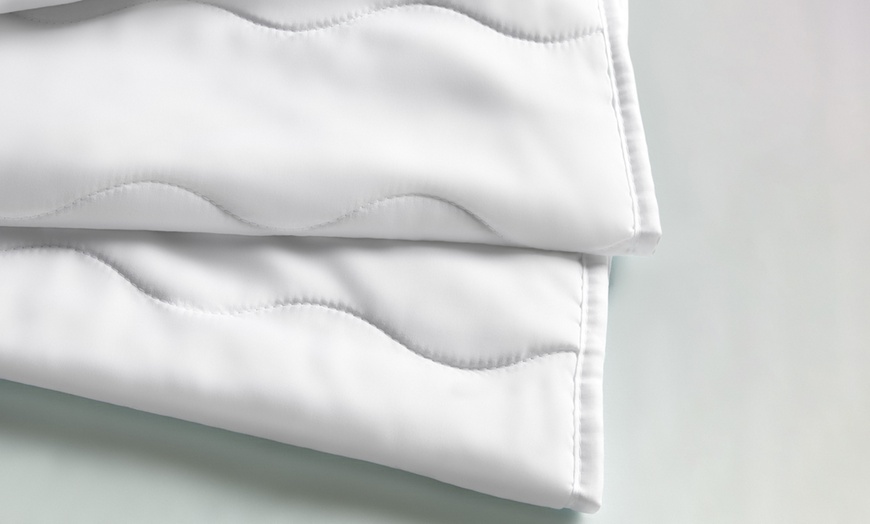 Image 2: Silentnight Summer Breeze 2.5 Tog Duvet - Lightweight & Breathable