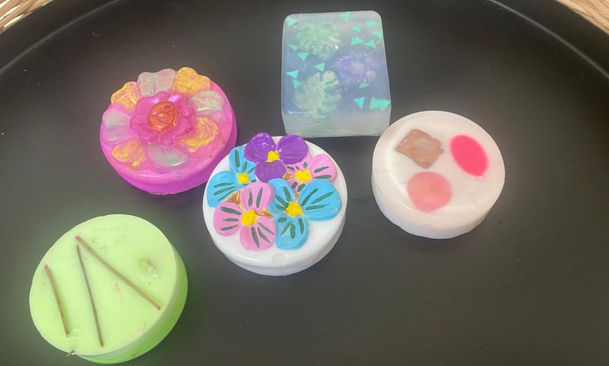 Image 6: Taller de creación de jabón con vino/cerveza y tapas para 1 o 2 pax. 