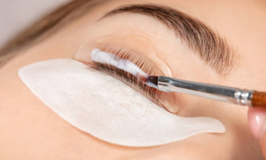 Image 3: Arreglo de cejas y pestañas: lifting, laminado, extensiones y más 