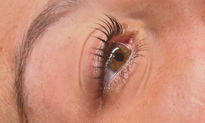 Image 4: Lifting, tinte de pestañas y opción a laminado de cejas o henna para 1