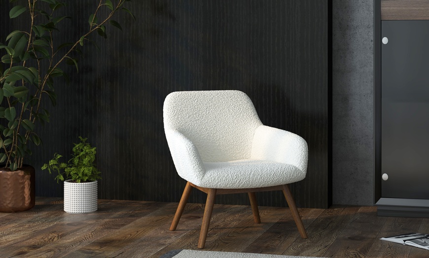 Image 14: Poltrona scandinava con gambe in legno massello Doosense