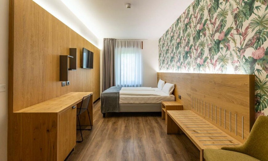 Image 10: Lago di Garda, Spiazzi: camera con colazione o mezza pensione per 2