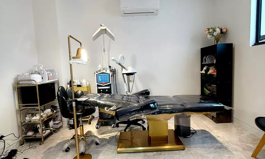 Image 2: Glow Up with a Personalized Choice of Facial & Skin Analysis