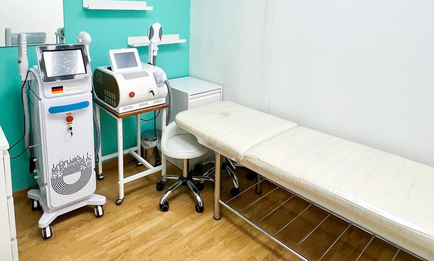 Image 7: Depilación con hilo y diseño en cejas, labios o rostro y cuello 