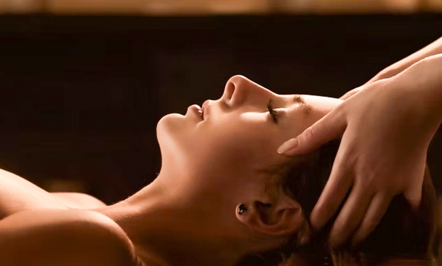 Image 1: Une parenthèse de relaxation complète pour le visage et le dos