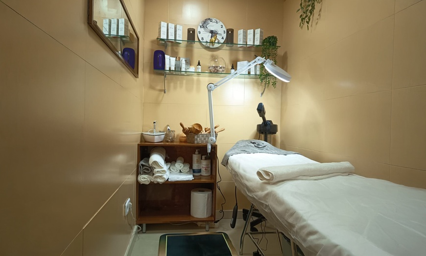 Image 2: 1 o 3 masajes a elegir con opción a reflexología podal