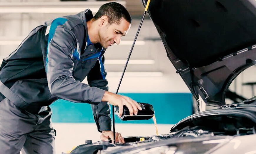Image 1: Cambio de aceite, filtro, líquido anticongelante y revisión pre-ITV