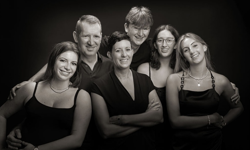 Image 12: Professionele groepsfotoshoot tot 15 personen in huiselijke studio
