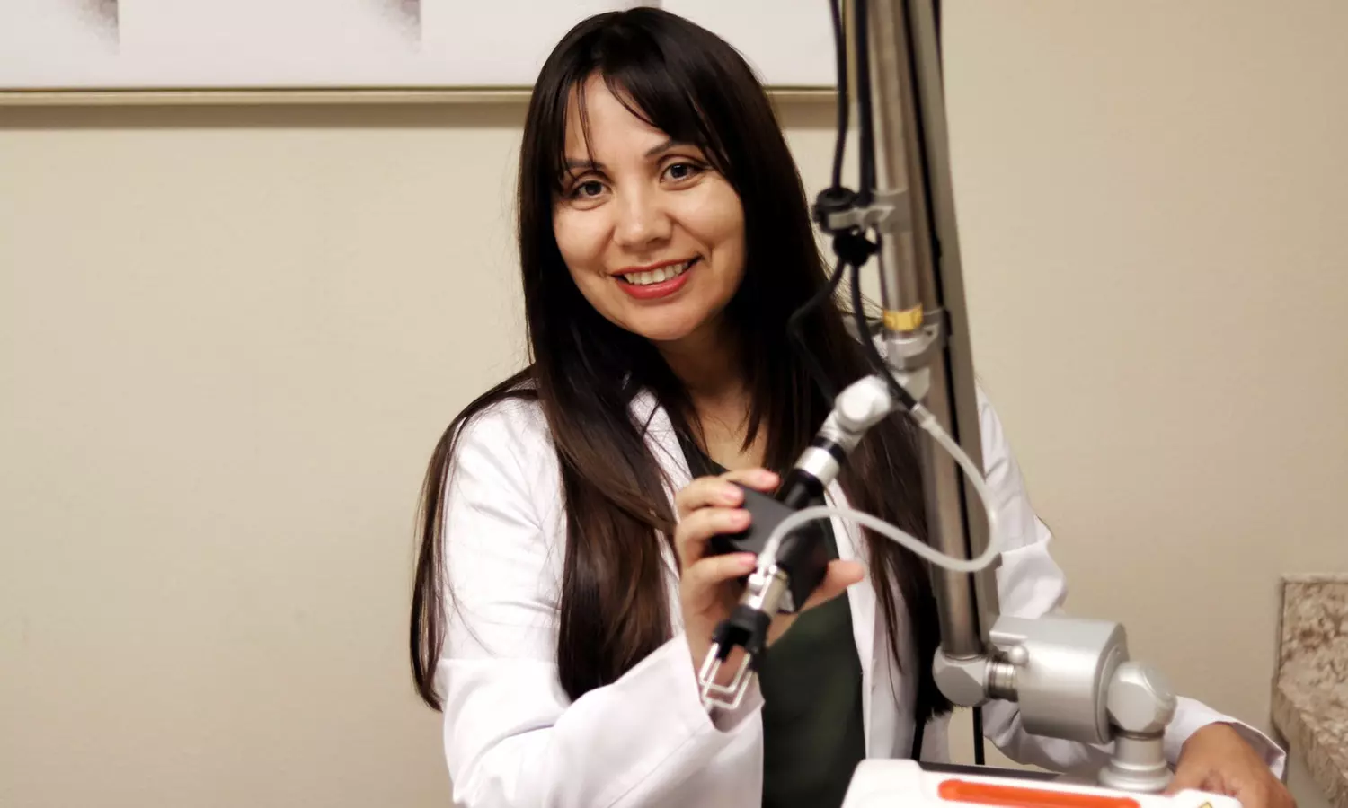 Get 1 or 3 Signature Lux Spray Tans Plus A Full-Size Retail Gift For A Long-Lasting, Flawless Glow at 42% Off - Primary Image