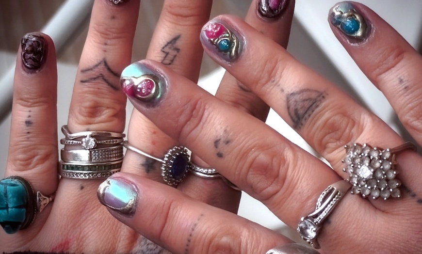 Image 10: Manicura, pedicura o manipedi con esmaltado normal o semipermanente