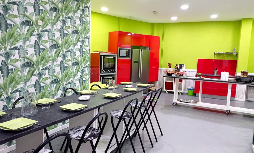 Image 2: Especial Navidad: Taller de Roscón de Reyes para niños o adultos